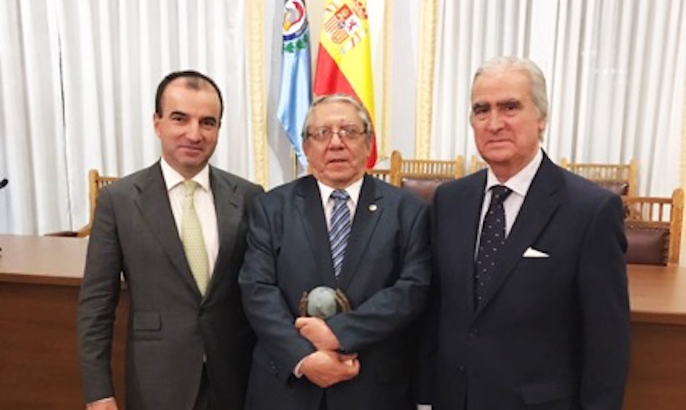 Granviario de honor para el Embajador de El Salvador